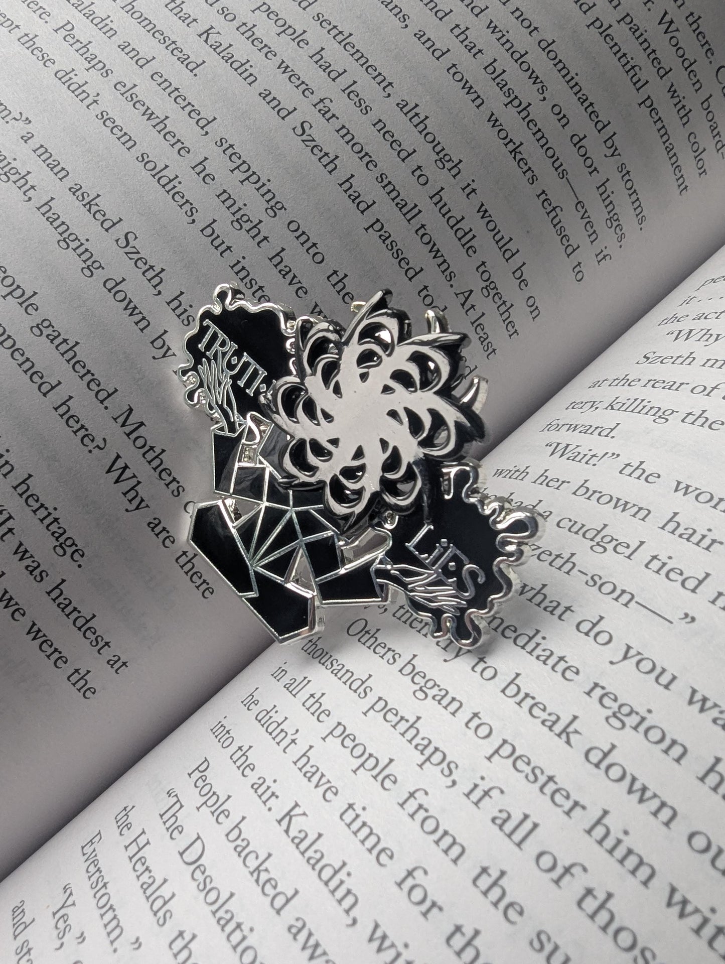 Truth and lies- Stormlight Archives enamel pin lightweaver badge