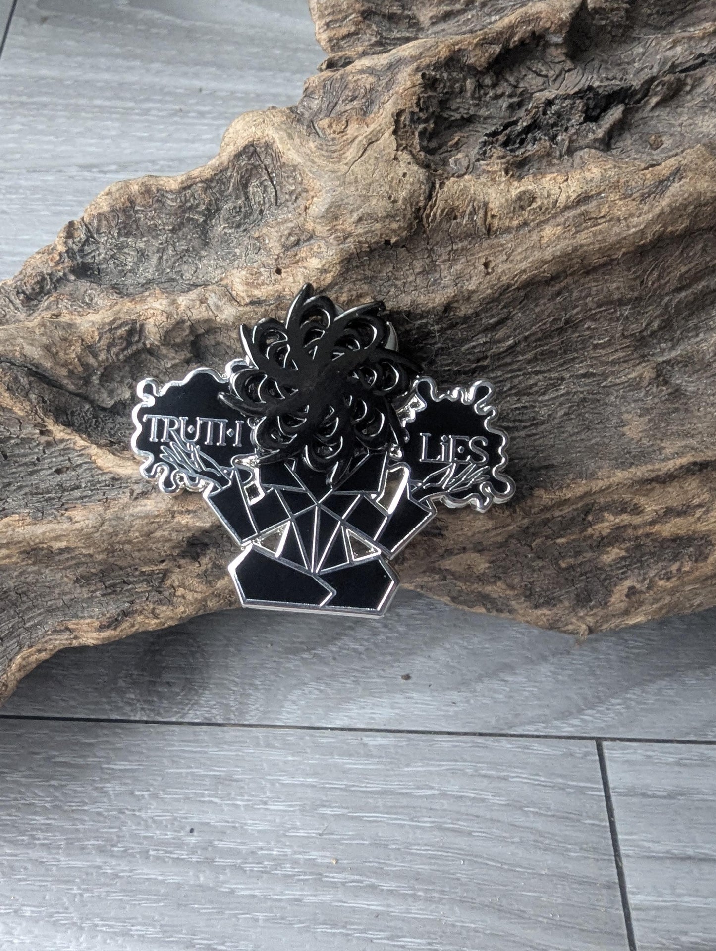 Truth and lies- Stormlight Archives enamel pin lightweaver badge