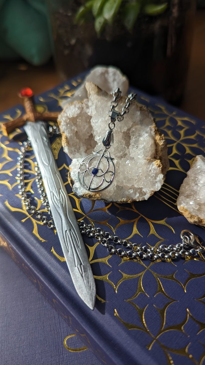 eye of elena throne of glass necklace