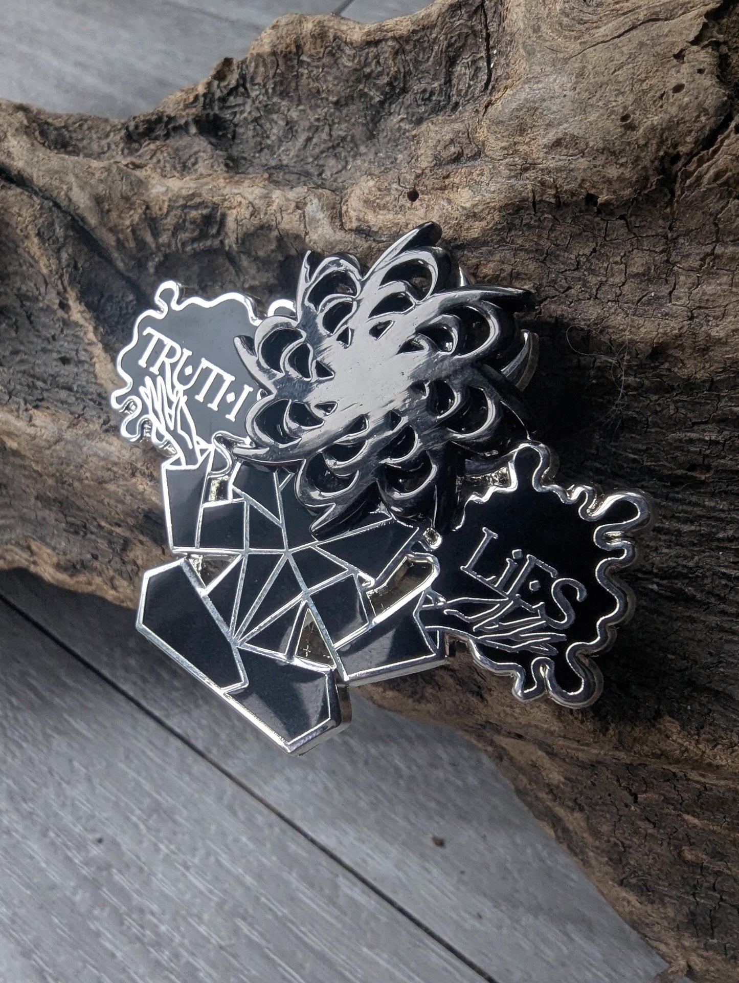Truth and lies- Stormlight Archives enamel pin lightweaver badge