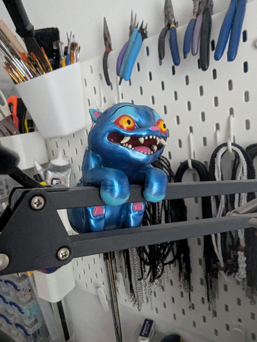 Kpop demon hunters derpy shelf guardian figure, peeking derpy, monitor guardian, kindle buddy